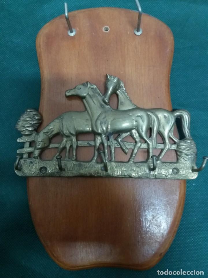 Vintage: CUELGA LLAVES CABALLOS BRONCE SOBRE MADERA - Foto 1