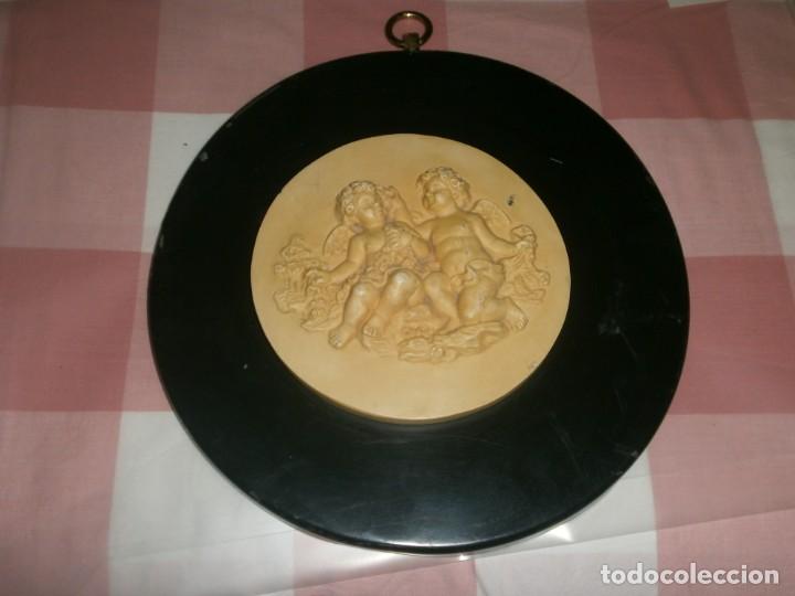 Vintage: Cuadro redondo tondo angelotes resina marco met&aacute;lico anilla dorada para colgar 25 cm. di&aacute;metro