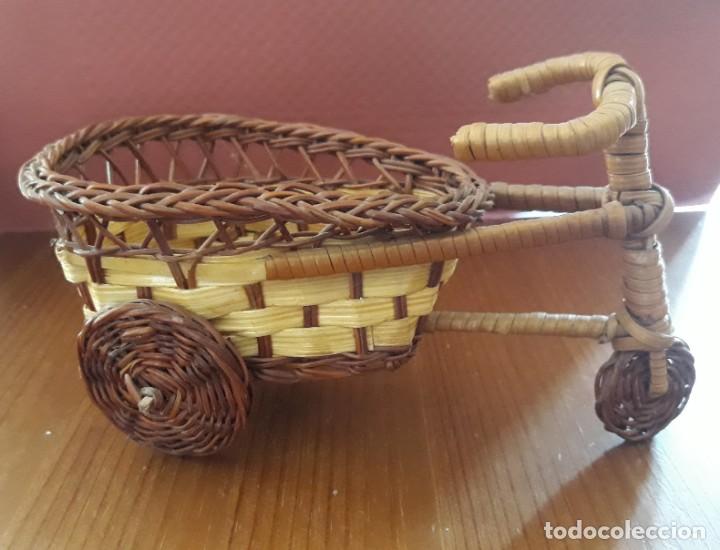 Vintage: TRICICLO - BICICLETA - MIMBRE - LARGO 15 cm. x ALTURA 8,5 cm x ANCHURA MAXIMA  7,5 cm. -