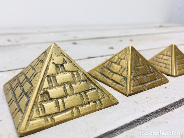 Vintage: LOTE DE TRES PIRAMIDES DE LATON DIFERENTES TAMA&Ntilde;OS PIRAMIDE RECUERDO DE EGIPTO METAL
