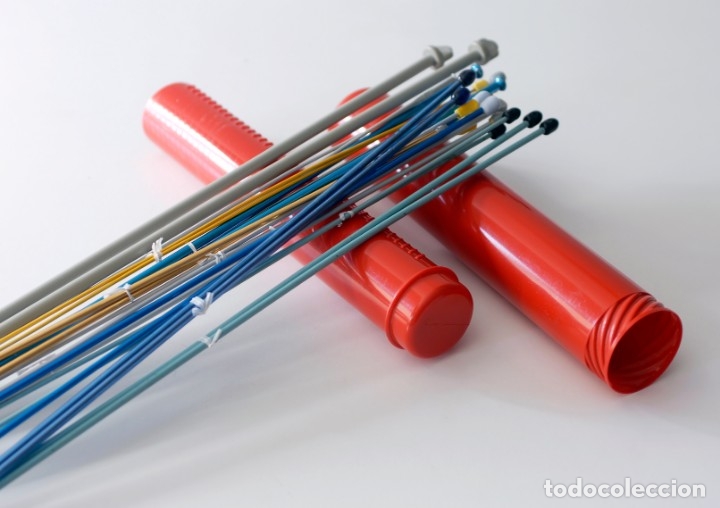 Vintage: Funda de pl&aacute;stico con lote de 24 agujas para tejer (12 pares). De diferentes materiales y medidas