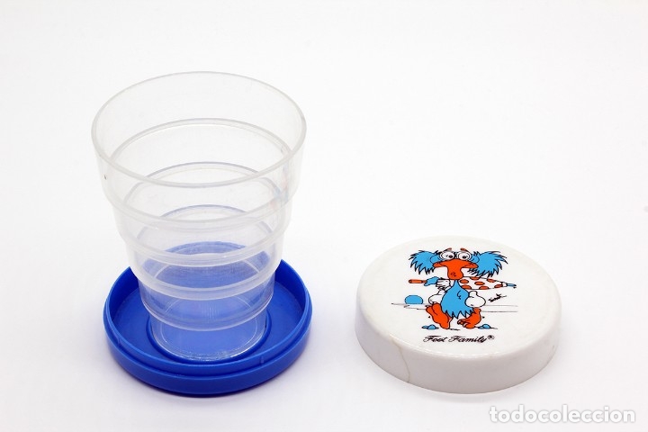 Vintage: Vaso plegable de pl&aacute;stico con tapa. Marca Ringgot, Made in Spain. Con dibujo de Feet Family Marca Re