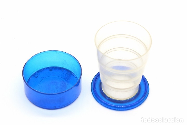 Vintage: Peque&ntilde;o vaso plegable de pl&aacute;stico con tapa. Recuerdo San Feliu de Guixols. Marca Saplas. Patentado.