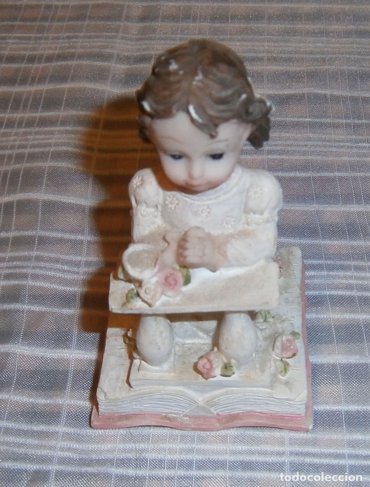Vintage: mu&ntilde;eca de rodillas tomando la comunio