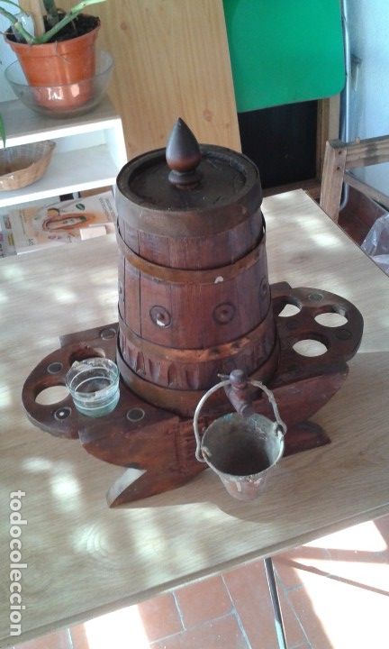Vintage: TONEL DE LICOR O VINO CON SOPORTE Y GRIFO. A&Ntilde;OS 70