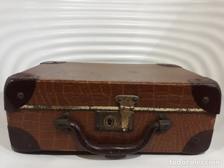 Vintage: Maleta carton imitaci&oacute;n piel cocodrilo- asa cantoneras metal remaches- A&ntilde;os 40