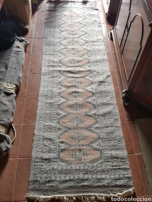 Vintage: G Alfombra de pasillo en grises y salmones.