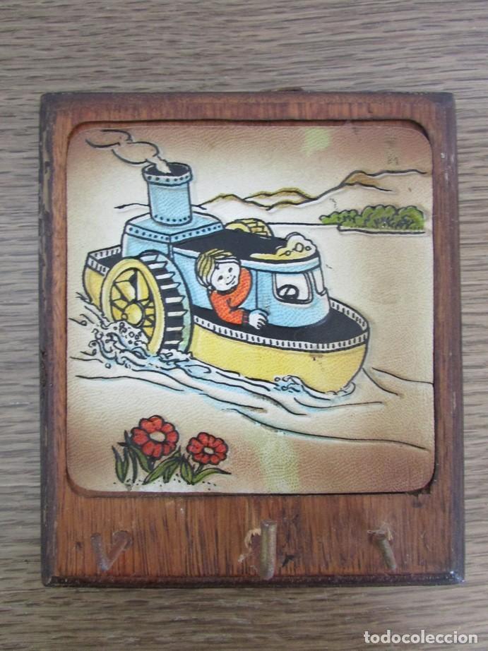 Vintage: COLGADOR DE LLAVES DE MADERA Y PIEL. NI&Ntilde;O EN BARCO. 12 x 12CM