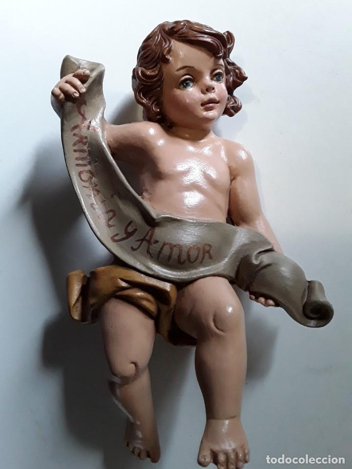 Vintage: Angel, Angelito en escayola policromada o estuco. Con banda Armon&iacute;a y Amor