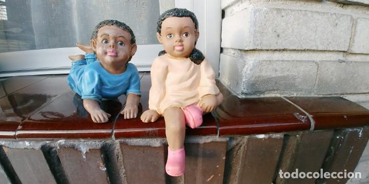 Vintage: pareja de ni&ntilde;os de escayola,miden 20 cm de largo y 16cm de alto,pesan 500 gramos