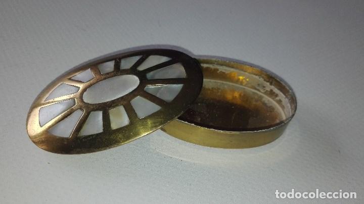 Vintage: CAJITA OVALADA DE BRONCE Y NACAR - Foto 1