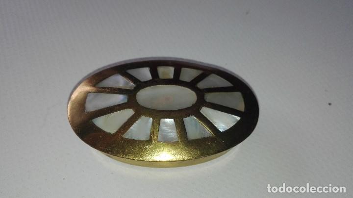 Vintage: CAJITA OVALADA DE BRONCE Y NACAR - Foto 2