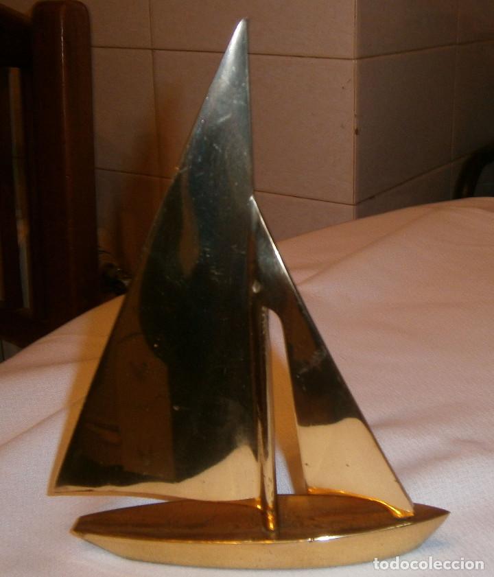 Vintage: velero de metal dorado 19 cms de alto  x  14 cms de ancho