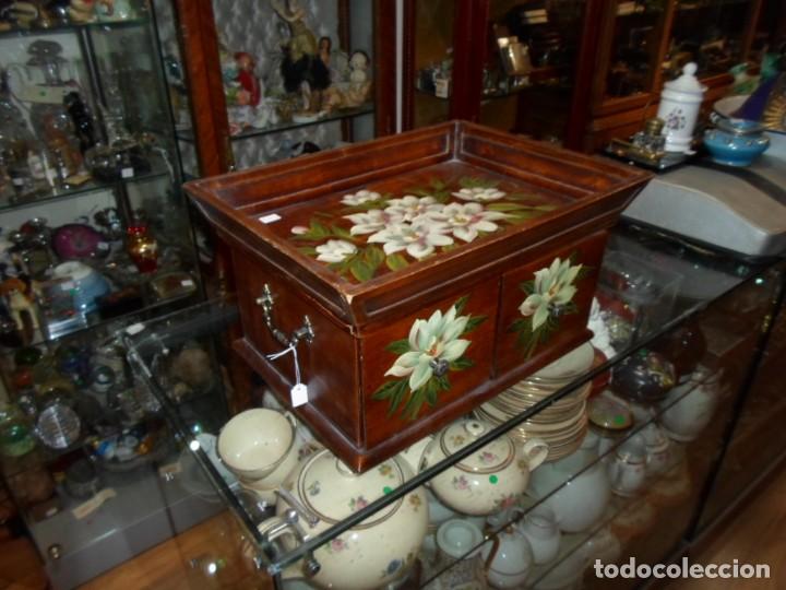 Vintage: Caja de madera con asas dos cajones y bandeja superior 43 X 33 cm. decoraci&oacute;n flores pintadas a mano