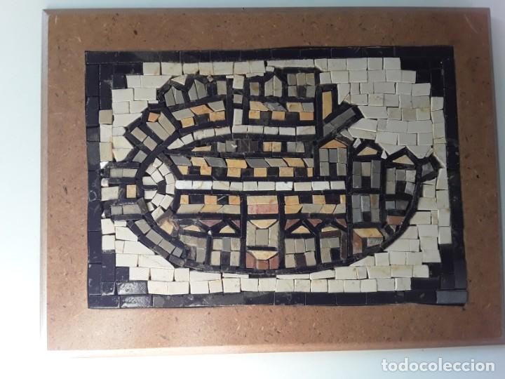 Vintage: Mosaico de teselas de colores que parece representar un plano de una ciudad antigua.