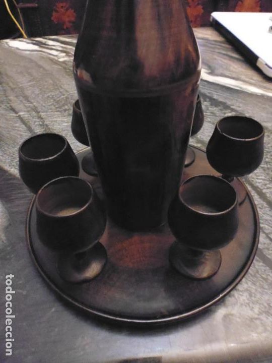 Vintage: MADERA TORNEADA,VACIADA Y PULIMENTADA, JUEGO BOTELLA 23 CMS.,SEIS COPAS 6 CMS. Y BANDEJA 18X1.5 CMS.