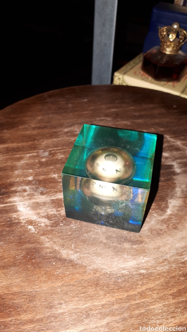 Vintage: Curioso pisapapeles br&uacute;jula en cubo de metraquilato MADE IN HONG KONG A&Ntilde;OS 70