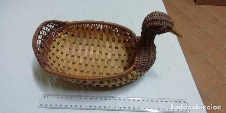 Vintage: Frutero de mimbre forma de pato. - Foto 1
