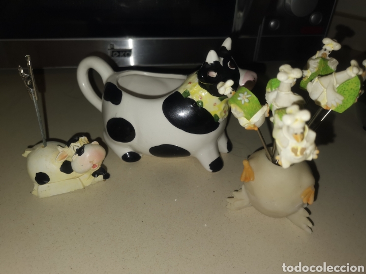 Vintage: UNA LECHERA EN FORMA DE VACA UN PORTA PINCHOS Y UN PORTA FOTOS TRES MON&Iacute;SIMOS OBJETOS.
