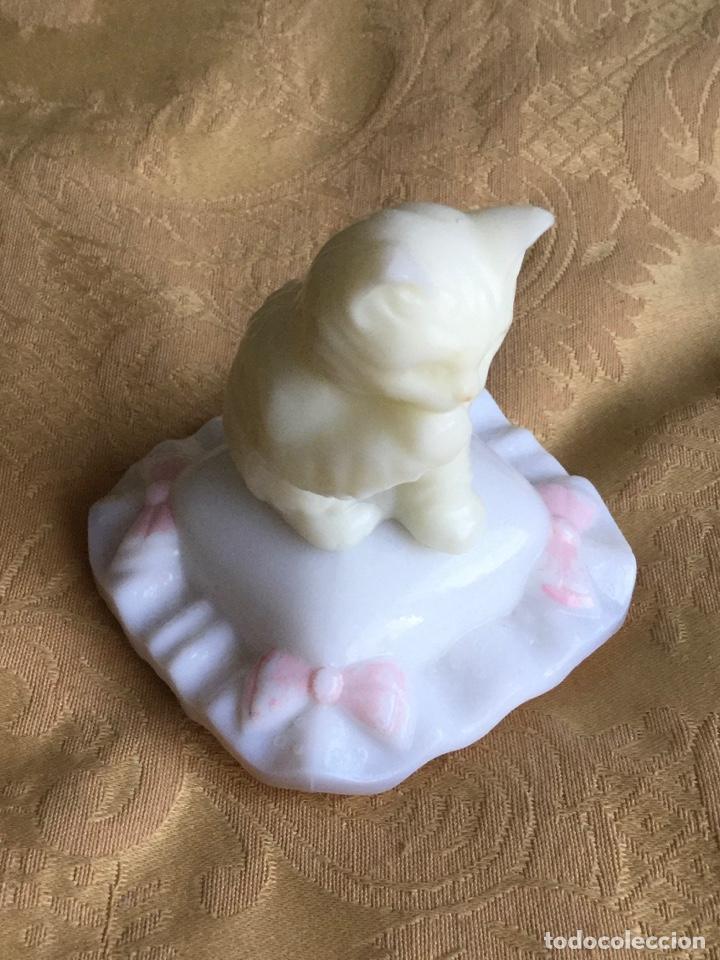 Vintage: FRASCO AVON GATO SOBRE COJ&Iacute;N A&Ntilde;O 70