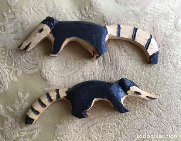 Vintage: DOS FIGURAS DE MAPACHE TALLADAS A MANO EN MADERA