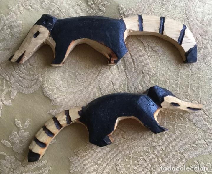 Vintage: DOS FIGURAS DE MAPACHE TALLADAS A MANO EN MADERA - Foto 2