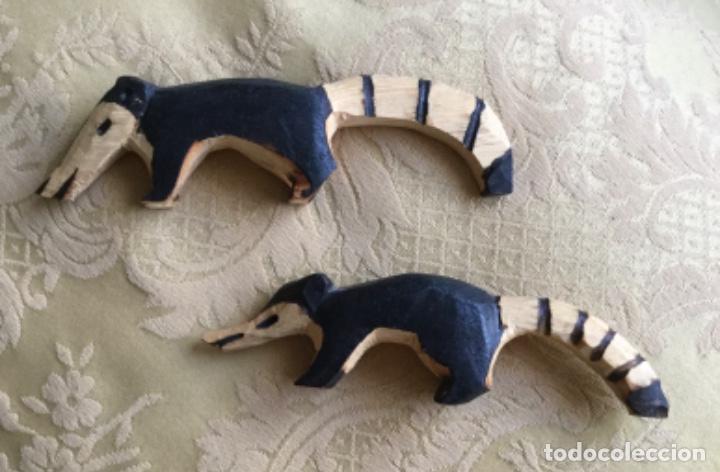 Vintage: DOS FIGURAS DE MAPACHE TALLADAS A MANO EN MADERA - Foto 3
