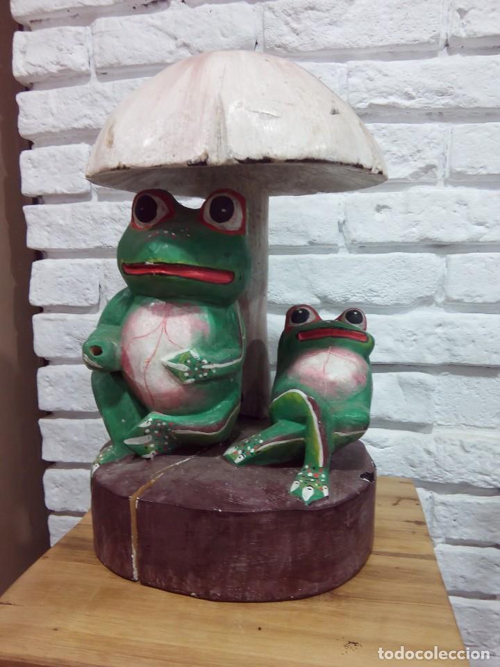 Vintage: FIGURA DE RANAS. MADERA - Foto 1