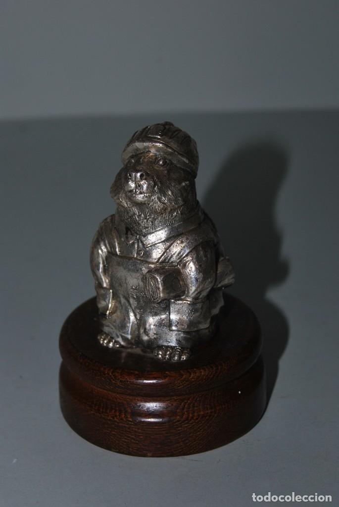 Vintage: FIGURA DE METAL - CASTOR ARQUITECTO - PEANA DE MADERA