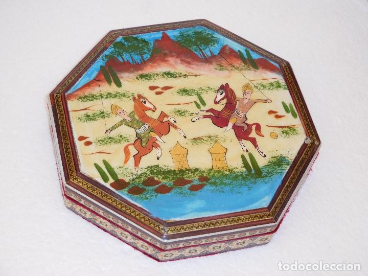 Vintage: JOYERO DE MADERA PINTADO A MANO Y LACADO, INTERIOR FORADO DE TERCIOPELO 17X17CM