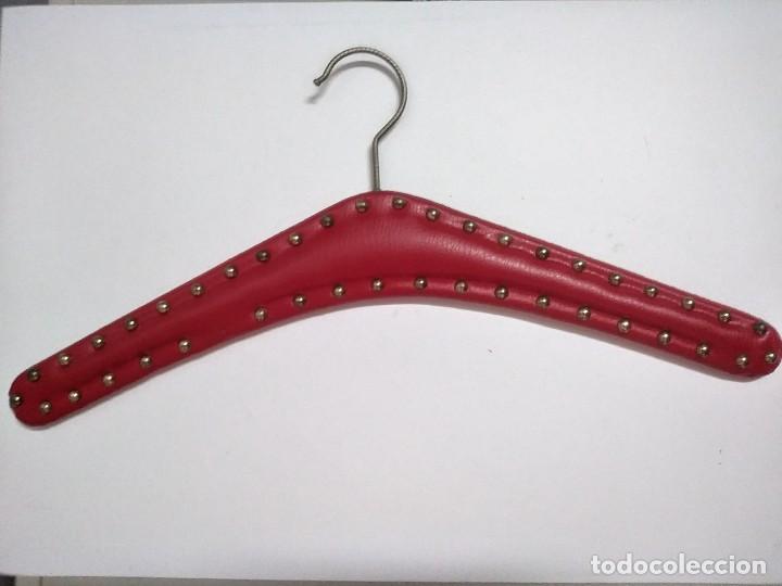 Vintage: percha forrada en rojo - Foto 1