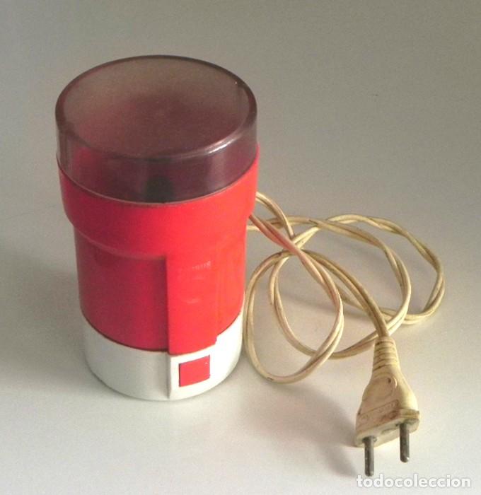 Vintage: MOLINILLO DE CAF&Eacute; TAURUS - ROJO - FUNCIONA - A&Ntilde;OS 70 - VINTAGE - M&Aacute;QUINA - FABRICADO EN ESPA&Ntilde;A