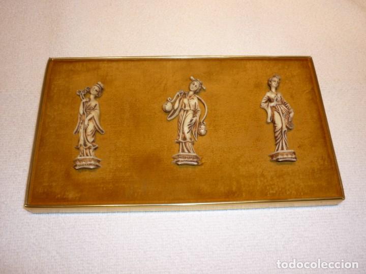 Vintage: CUADRO CON FIGURAS CLASICAS CHINAS PARECIDAS AL MARFIL CON FONDO DE TERCIOPELO