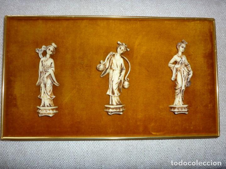 Vintage: CUADRO CON FIGURAS CLASICAS CHINAS PARECIDAS AL MARFIL CON FONDO DE TERCIOPELO