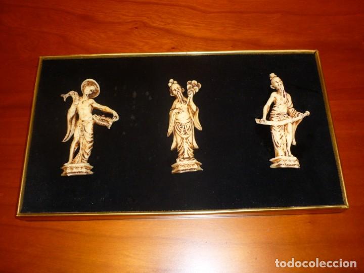 Vintage: CUADRO CON FIGURAS CLASICAS CHINAS PARECIDAS AL MARFIL CON FONDO DE TERCIOPELO