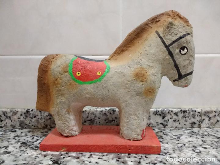Vintage: Caballito de Cart&oacute;n Piedra Sobre Peana.Pintado a Mano