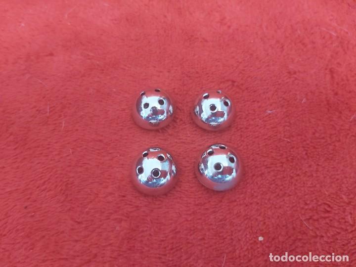 Vintage: Lote de cuatro botones vintage plateados.