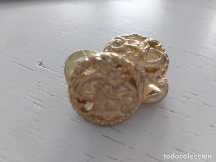 Vintage: Lote de cinco botones vintage  dorados con flores.