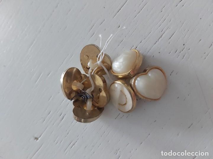 Vintage: Lote de seis botones vintage dorados con forma de corazon simulando perla.
