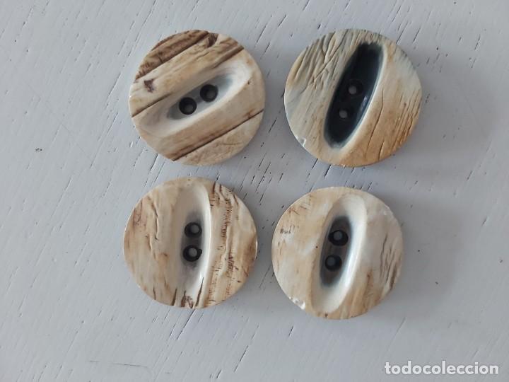Vintage: Lote de cuatro botones vintage simulando madera.