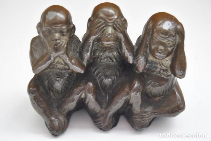 Vintage: FIGURA EN BRONCE LOS TRES MONOS SABIOS - Foto 2