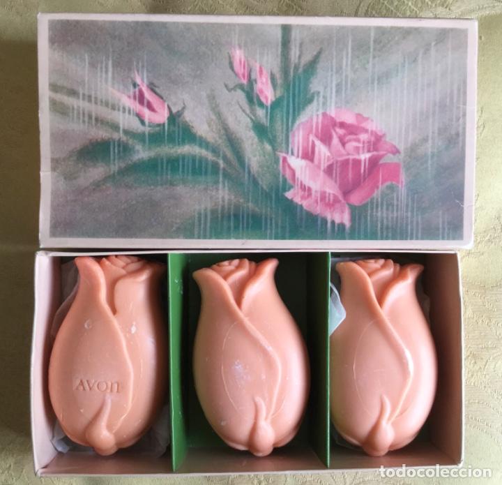 Vintage: CAJA DE 3 JABONES AVON VINTAGE A&Ntilde;OS 70 CON FORMA DE CAPULLOS DE ROSA