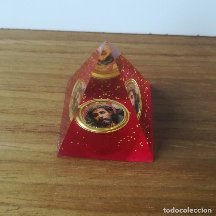 Vintage: PIRAMIDE ROJA DECORATIVA RELIGIOSA CON EL ROSTRO DE JESUCRISTO EN SU INTERIOR 4 CM