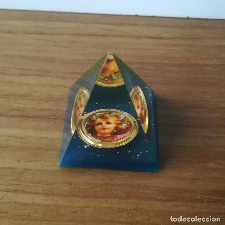Vintage: PIRAMIDE AZUL DECORATIVA RELIGIOSA CON EL ROSTRO DEL NI&Ntilde;O JESUS EN SU INTERIOR 4 CM