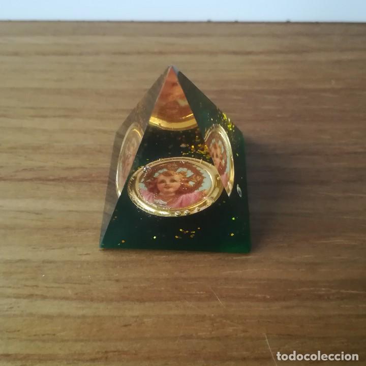 Vintage: PIRAMIDE VERDE DECORATIVA RELIGIOSA CON EL ROSTRO DEL NI&Ntilde;O JESUS EN SU INTERIOR 4 CM