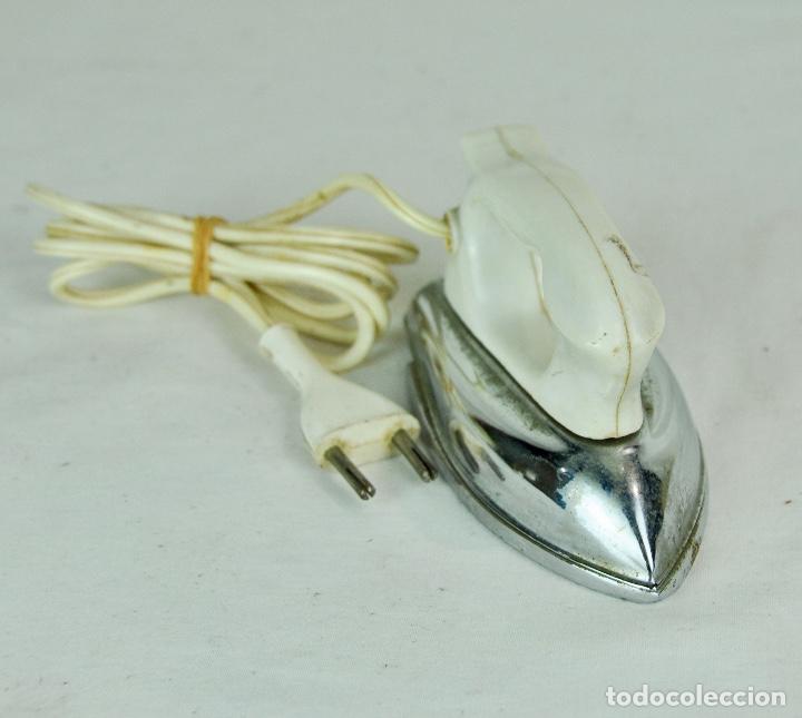 Vintage: Peque&ntilde;a plancha pl&aacute;stico blanco - Foto 2
