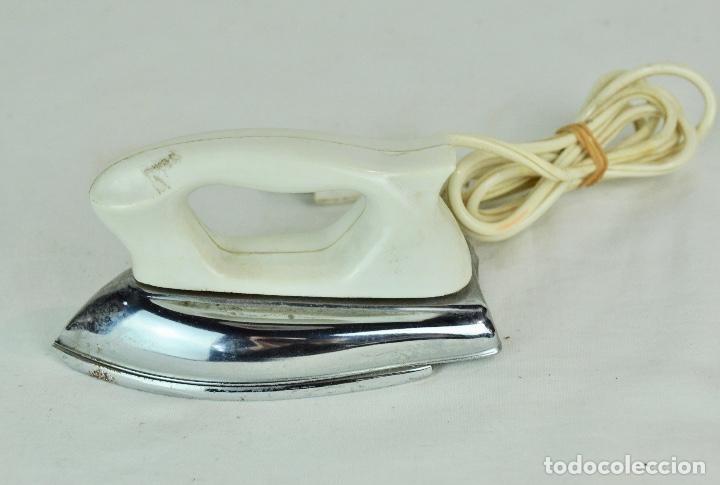 Vintage: Peque&ntilde;a plancha pl&aacute;stico blanco - Foto 3