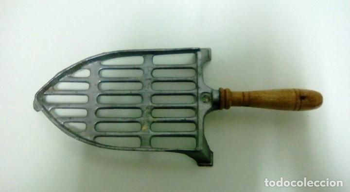 Vintage: POSA PLANCHAS MANGO DE MADERA-A&Ntilde;OS 70 - Foto 2