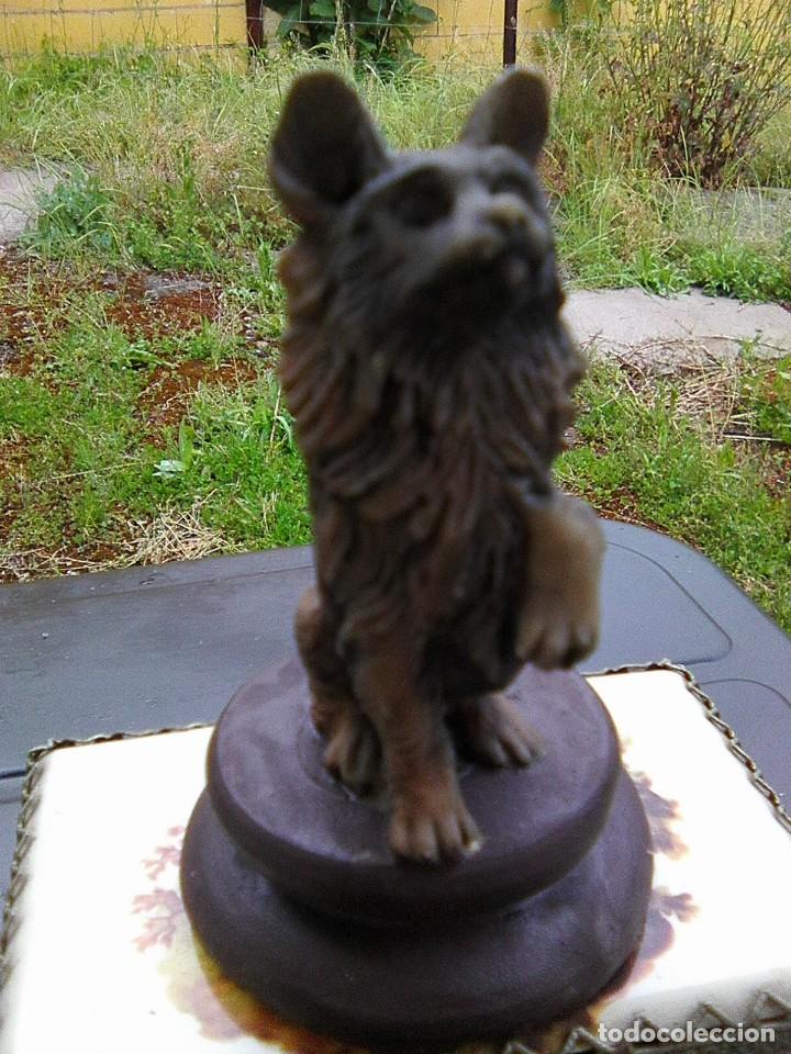 Vintage: Miniatura de perro con peana