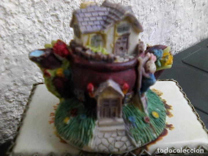 Vintage: figura de casa en tacita en resina - medidas 7 cm. de alto
